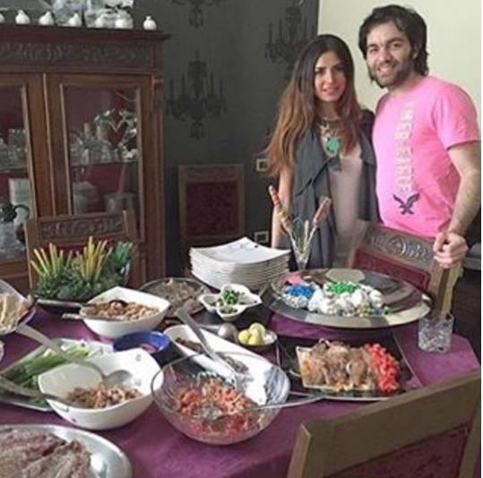 اوضح شريف انه يستغل المناسبات والاعياد لدعوة اصدقاءه