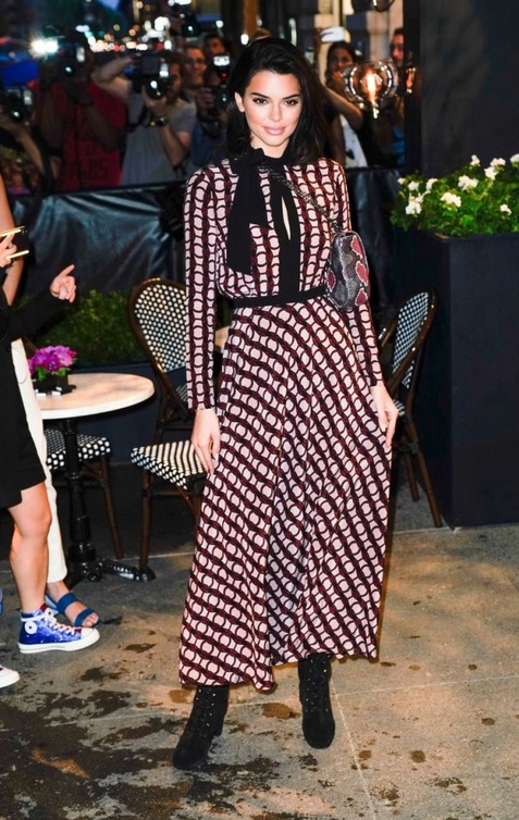 كيندال جينر ‏Kendall Jenner‏ تتمايل بفستان طويل وعصري مع الزخرفات من دار ‏Longchamp