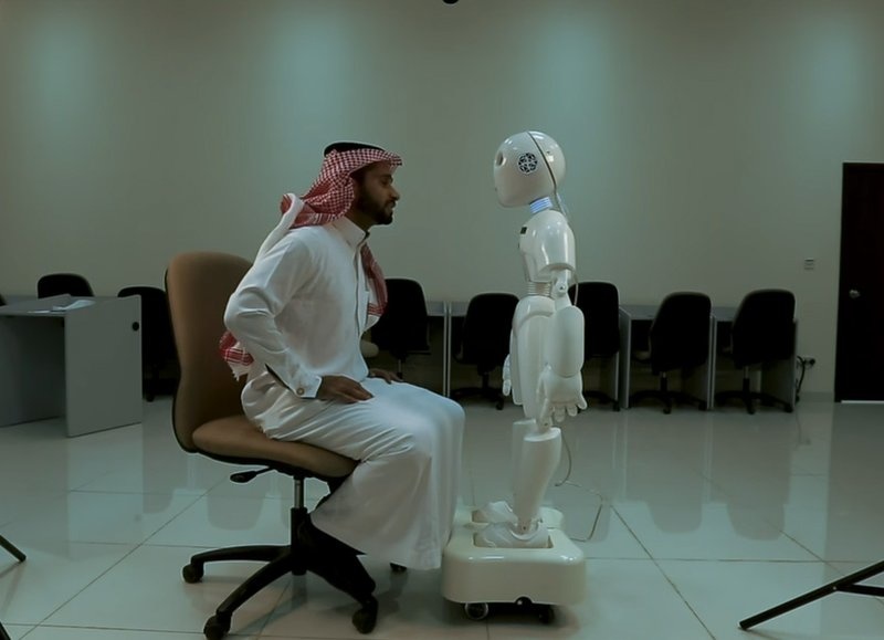 الدكتور فيصل السرهيد يخترع أول روبوت سعودي ناطق بالعربية