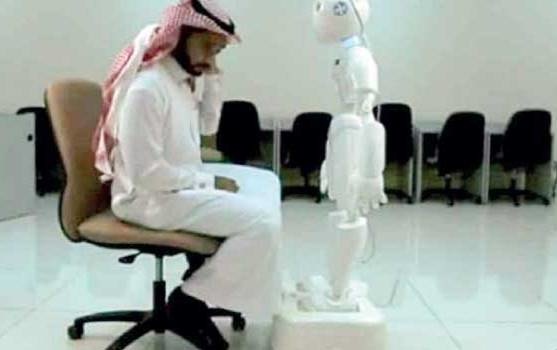  الدكتور فيصل السرهيد مع أول روبوت سعودي ناطق بالعربية