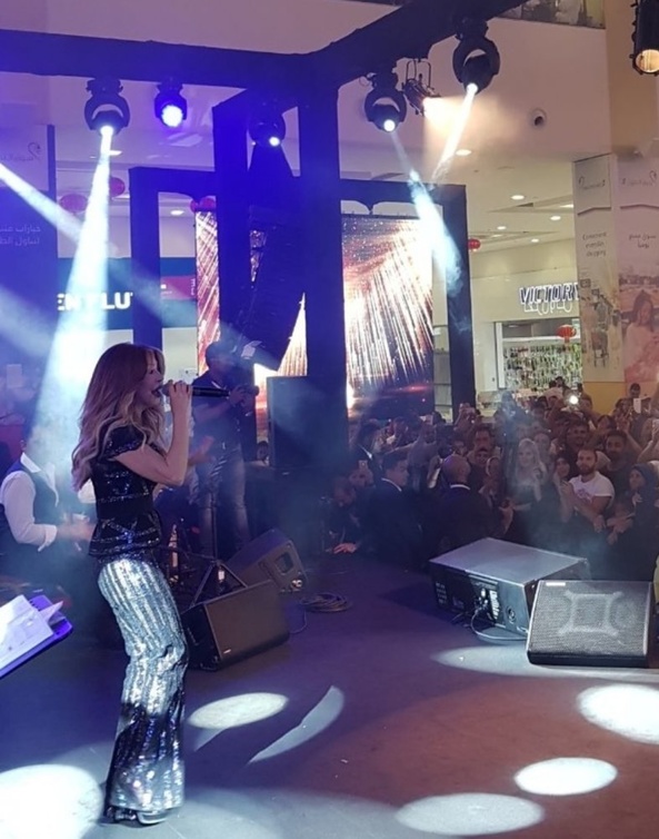  نوال الزغبي تتألق بمهرجان جماهيري ضخم في سوق التنين التجاري في دبي.