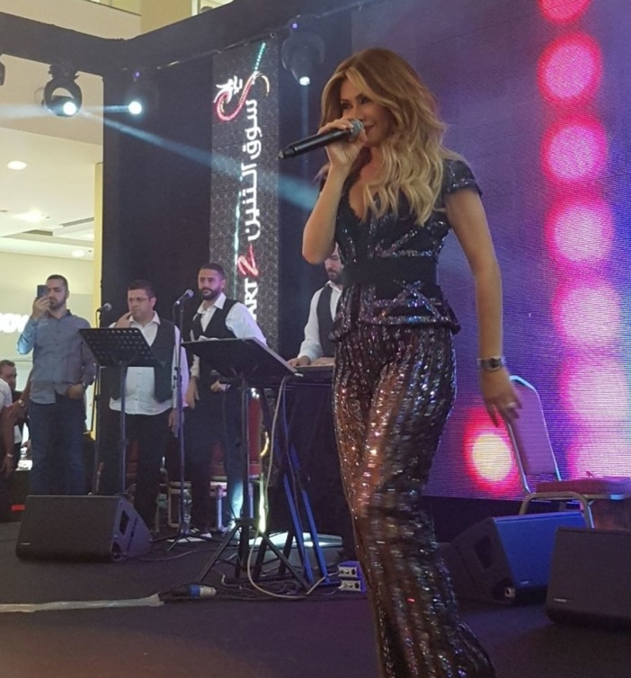 أناقة نوال الزغبي بموضة الجاكيت البراقة مع الحزام