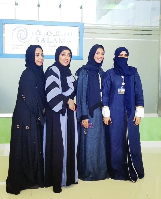 من الطاقم النسائي الذي تم تأهيله لإنجاز المعاملات التأمينية الخاصة بالنساء