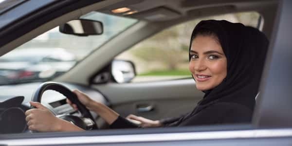 تدشين أول مركز لمطالبات تأمين مركبات النساء في جدة