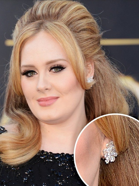 أديل متألقة بأقراط هاري ونستون Harry Winston