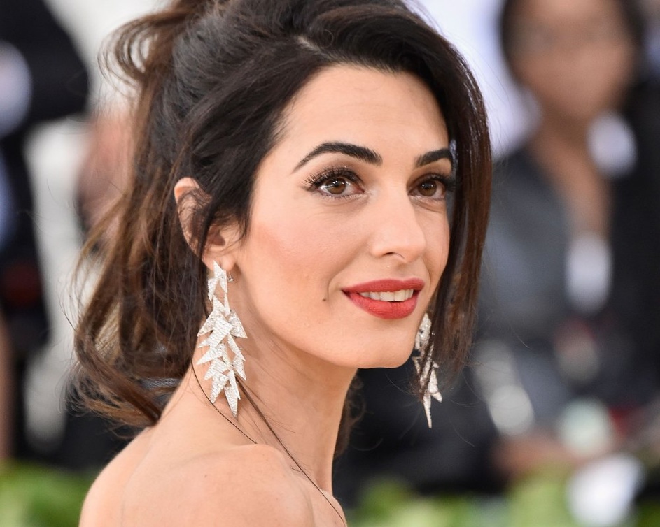 amal clooney بإطلالة جمالية ناعمة