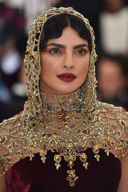 Priyanka Chopra بإطلالة جمالية مميزة