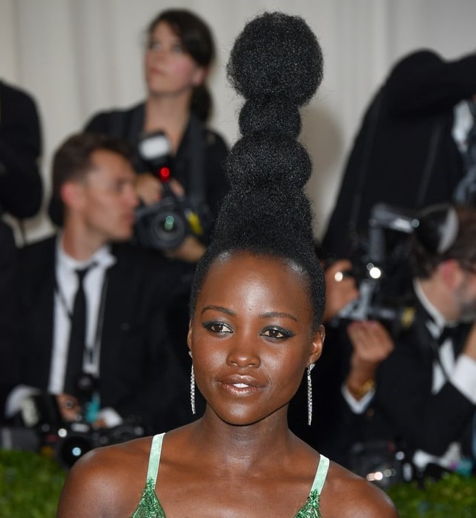 Lupita Nyongo اختارت أن ترفع شعرها للأعلى بشكل تسريحة الكعكة