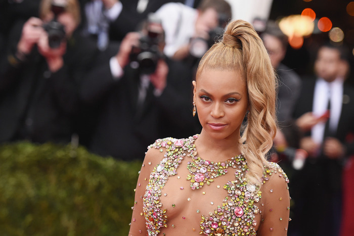 Beyoncé بتسريحة ذيل الحصان المرفوع