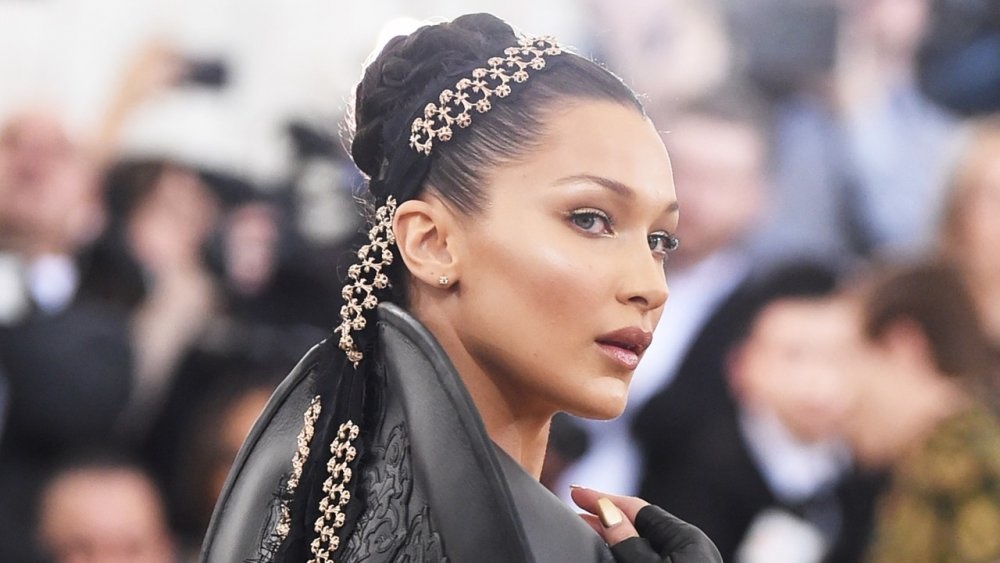 Bella Hadid زينت شعرها بعصبة الرأس