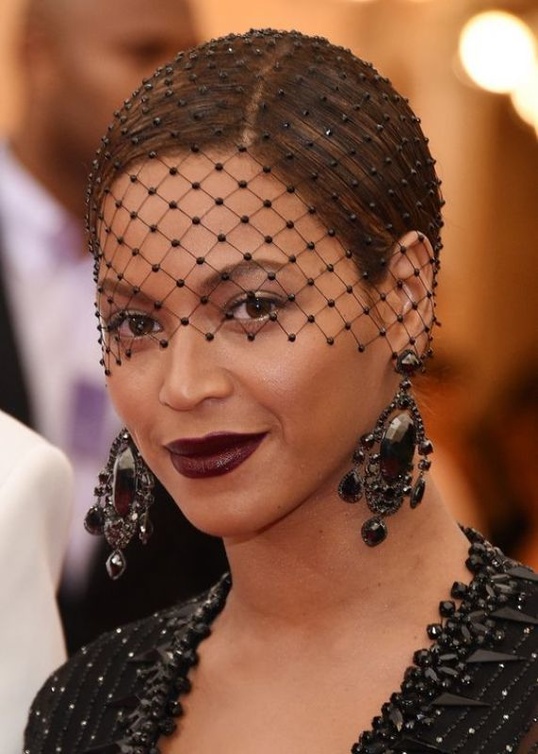 اختارت Beyonce تغطية عيونها بقبعة شبكية في حفل Met Gala عام 2014