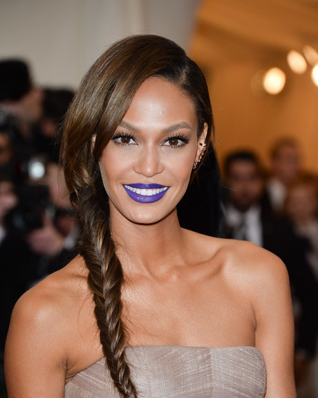 زينت Joan Smalls مكياجها بأحمر شفاه أزرق