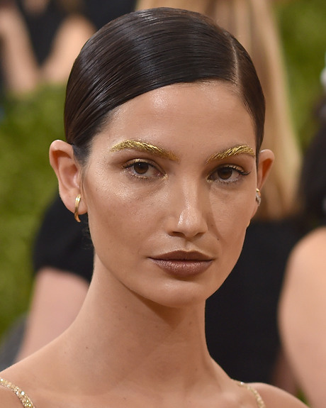 ظهرت Lily Aldridge بحواجب ذهبية