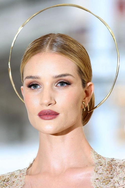من أجمل إطلالات rosie huntington whiteley الجمالية