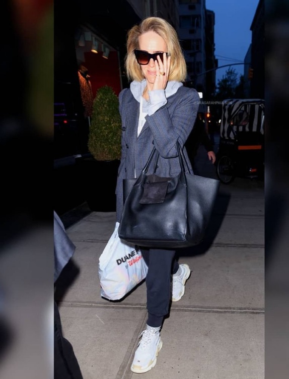 إطلالة Sarah Paulson لدى وصولها الى مطار نيويورك
