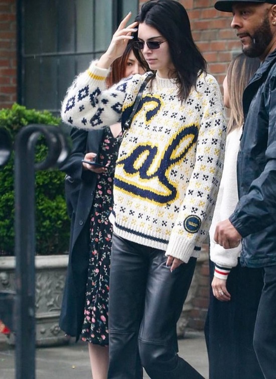 سارت كيندال جينر‎ Kendall Jenner‏ ببنطلون جلدي مستقيم مع الكنزة الصوفية المنقوشة بأسلوب ‏عفوي