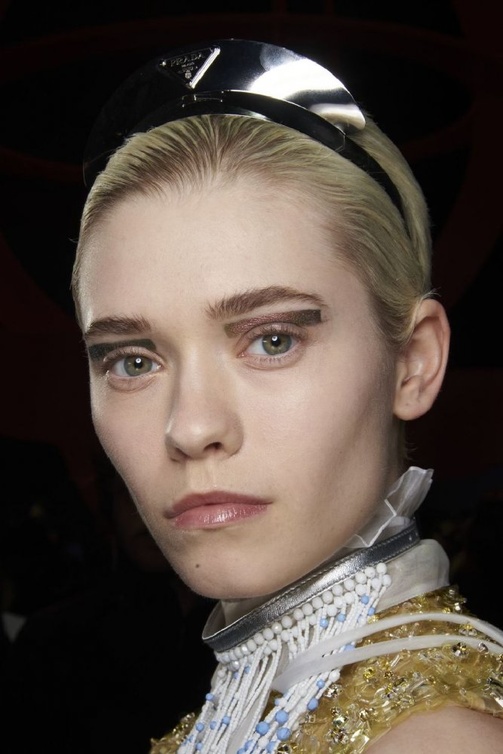 اكسسوارات شعر جلدية اجدد صيحات الجمال البارزة من Prada