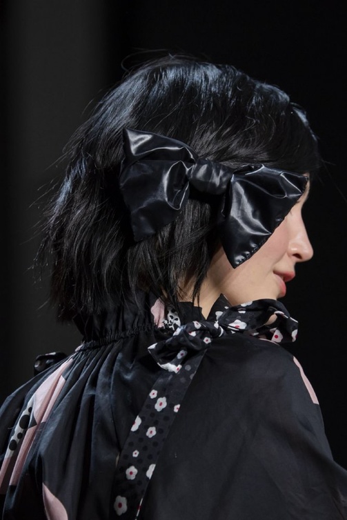 اكسسوارات شعر جلدية اجدد صيحات الجمال البارزة من Cynthia Rowley