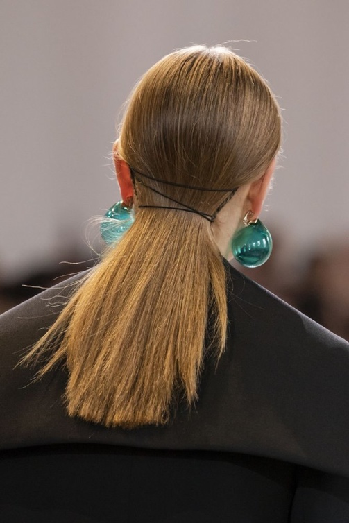 اكسسوارات شعر جلدية اجدد صيحات الجمال البارزة من Nina Ricci