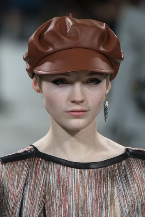 اكسسوارات شعر جلدية مع القبعات اجدد صيحات الجمال البارزة من Christian Dior