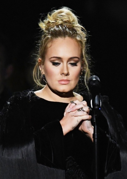  النجمة البريطانية الشهيرة أديل Adele
