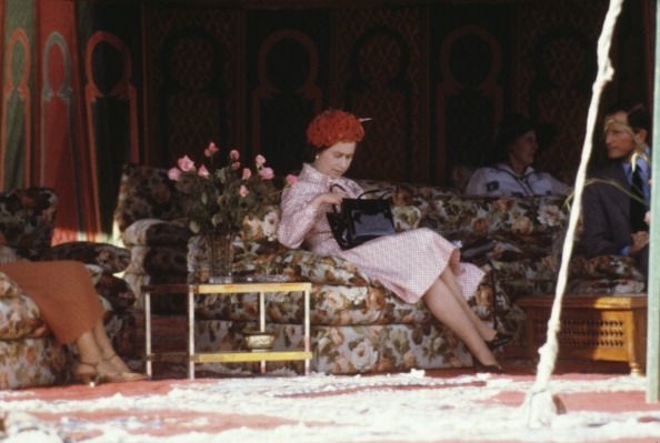 الملكة اليزابيت تحمل حقيبتها السوداء في المغرب في العام 1980