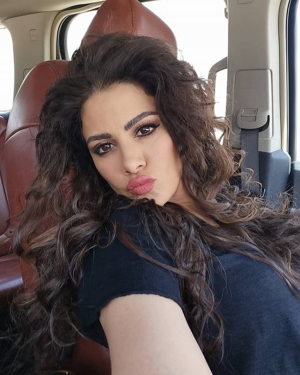 اطلالة ناعمة لصبا مبارك مع رسمة العيون بالكحل