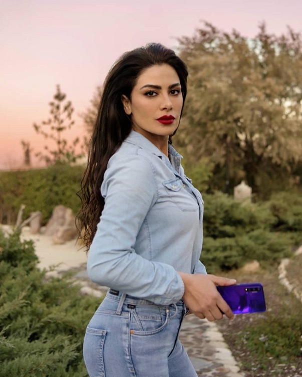صبا مبارك بمكياج شفاه بارز