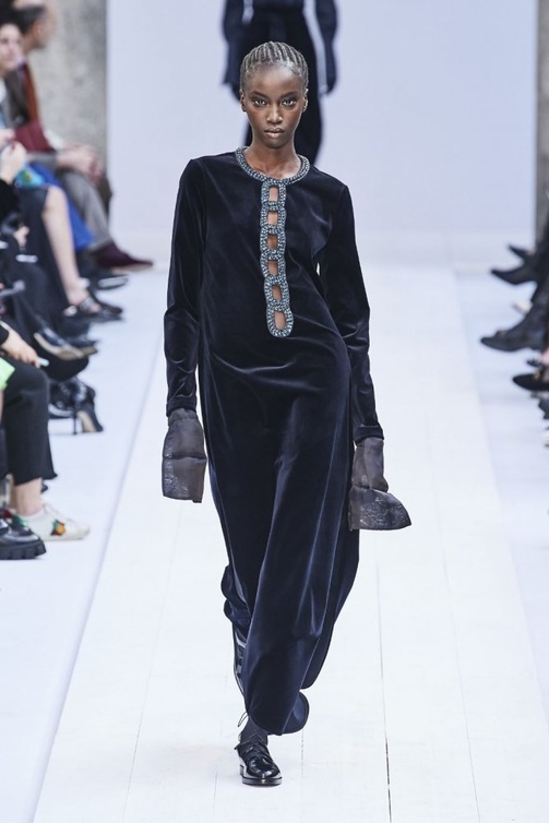 أجمل قفاطين صيفية بالقماش المخملي من ماركات عالمية في رمضان 2020 Max Mara