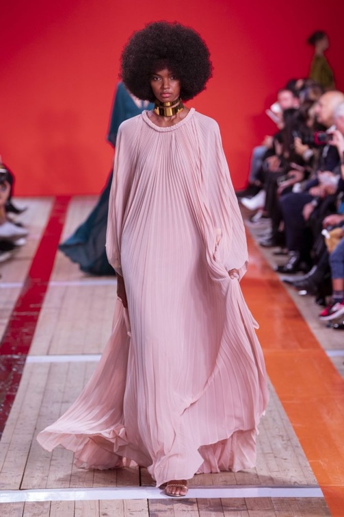 أجمل قفاطين صيفية باللون الزهري من ماركات عالمية في رمضان 2020 من Elie Saab