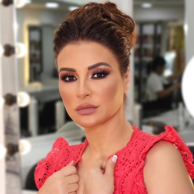 طبقي مكياج العيون الصغيرة البرونزي بأسلوب ماغي بو غصن