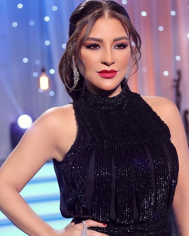 طبقي مكياج العيون الصغيرة بأسلوب ماغي بو غصن