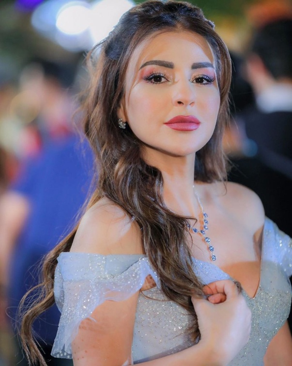 طبقي مكياج العيون الصغيرة بتدرجات الباستيل بأسلوب ماغي بو غصن