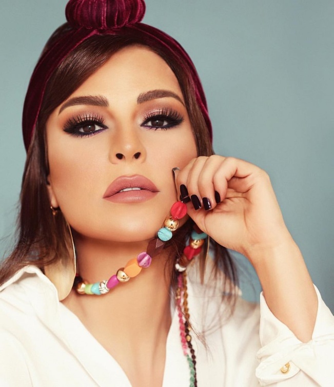 طبقي مكياج العيون الصغيرة مع الايلاينر بأسلوب ماغي بو غصن