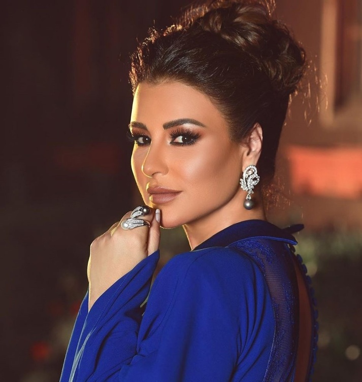 طبقي مكياج العيون الصغيرة مع ظلال السموكي البرونزية بأسلوب ماغي بو غصن