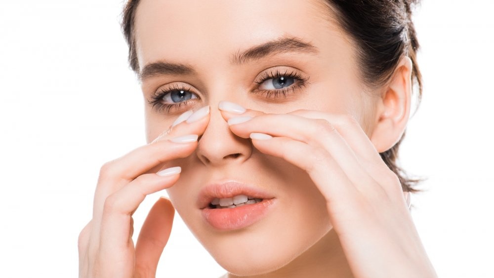 عملية تجميل الأنف هي عملية لإعادة تشكيل الأنف