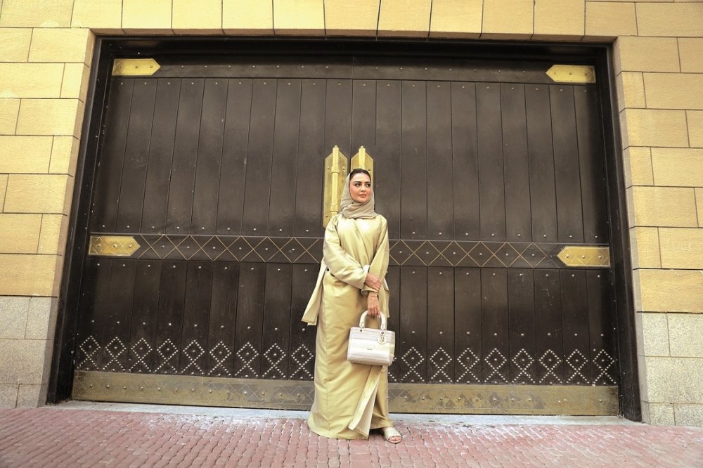 حقيبة “لايدي دي لايت” Lady D-Lite وحذاء “ديواي” Dway من مجموعة “ديور غولد” Dior Gold الكبسولية
