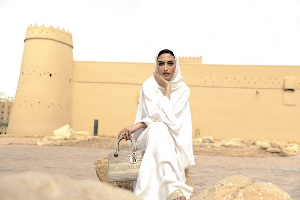 حقيبة “لايدي دي لايت” Lady D-Lite من مجموعة “ديور غولد” Dior Gold الكبسولية