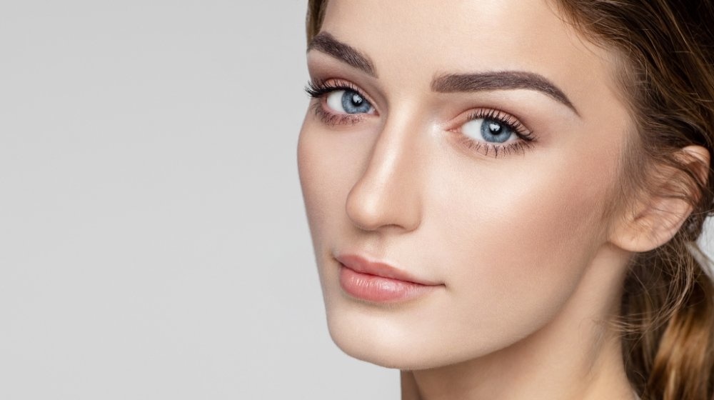 خلطات طبيعية من الثوم لتكثيف الحواجب وملئ الفراغات