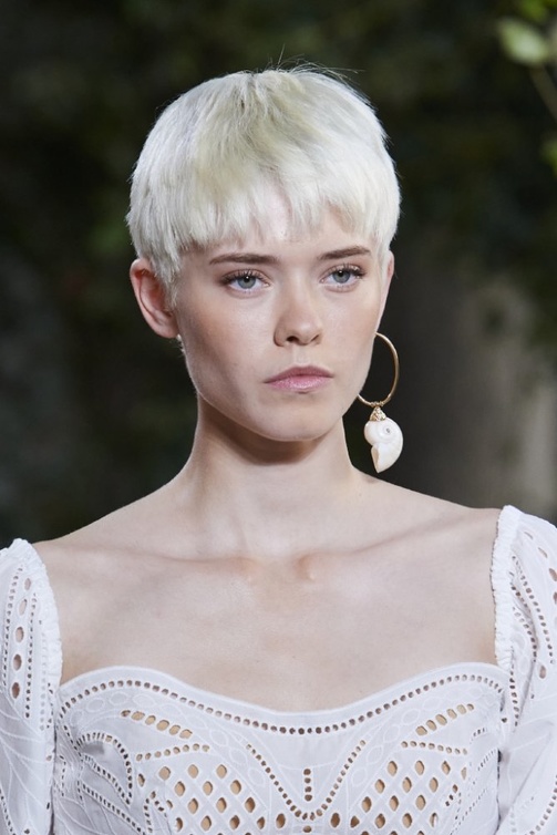 احدث قصات شعر قصيرة وذكورية من دار Alberta Ferretti