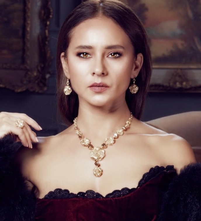 نيللي كريم بطلة مسلسل ضد الكسر تتميز بجمالها الاستثنائي