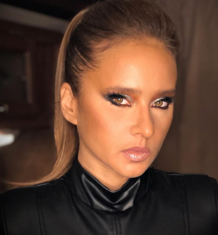 مكياج عيون براق بأسلوب نيللي كريم