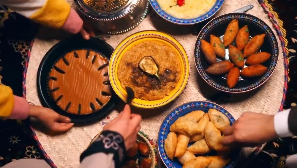 ووجبة عامرة بأشهى المأكولات 