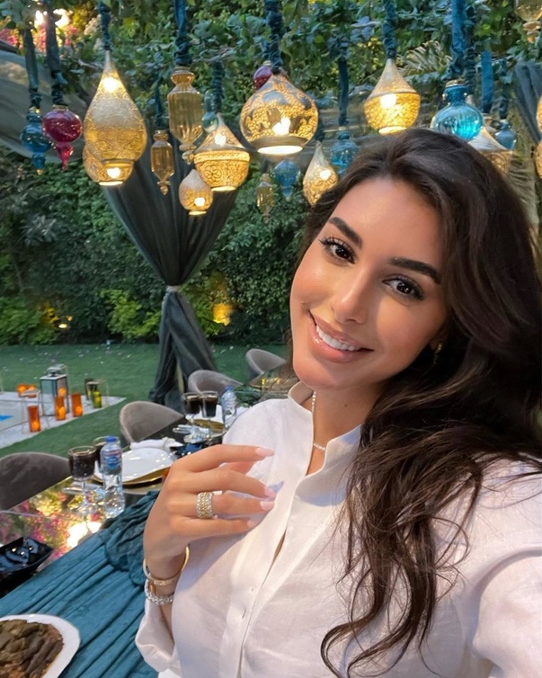 سيلفي للنجمة ياسمين صبري