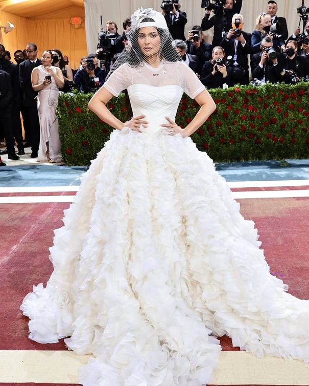فساتين زفاف اوف وايت من met gala انستقرام@metgalaofficial