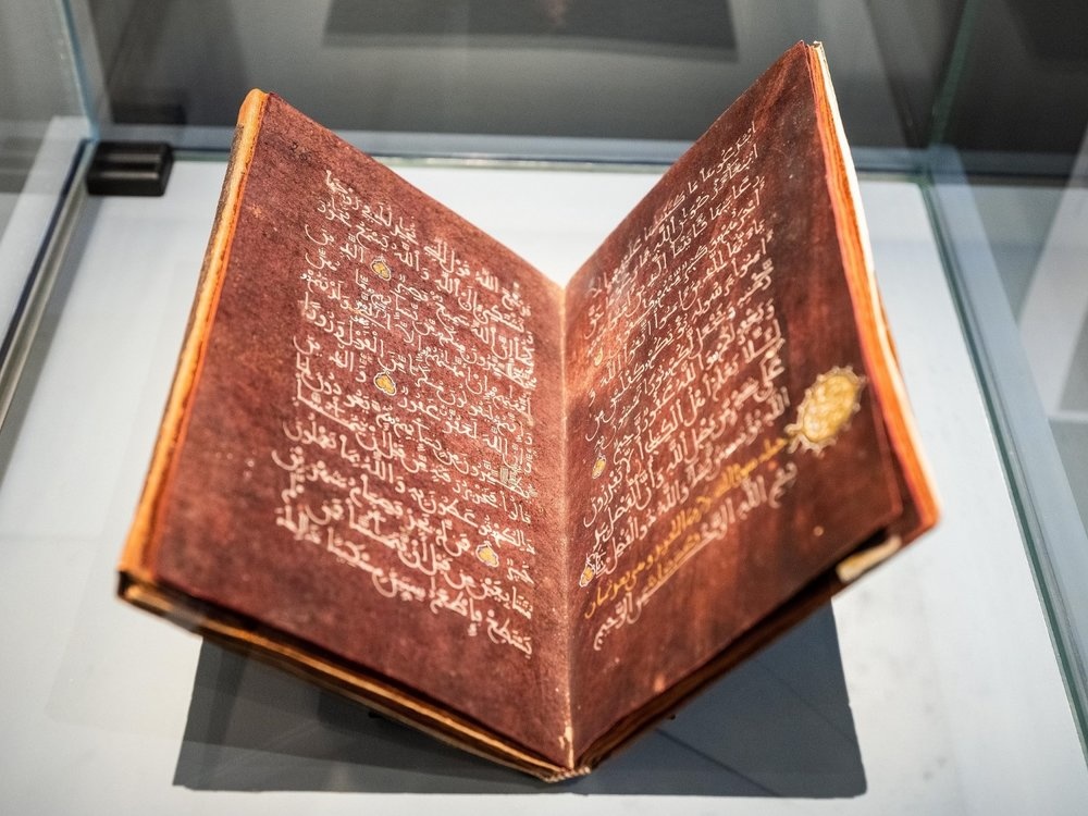 والعديد من القطع الفنية النادرة- المصدر وام 