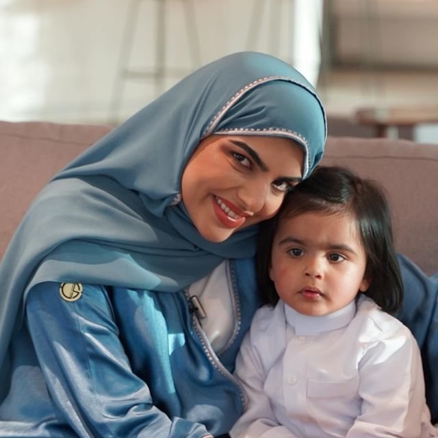 سارة الودعاني مع ابنتها سكرة
