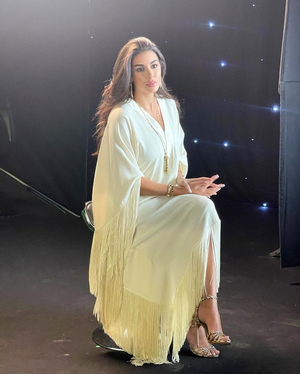 اطلالات ياسمين صبري بموضة القفطان المريح مع الشراريب الحيوية
