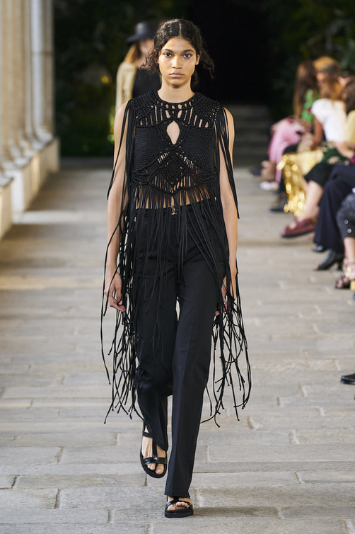  توب مزينة بالشراريب من Alberta Ferretti