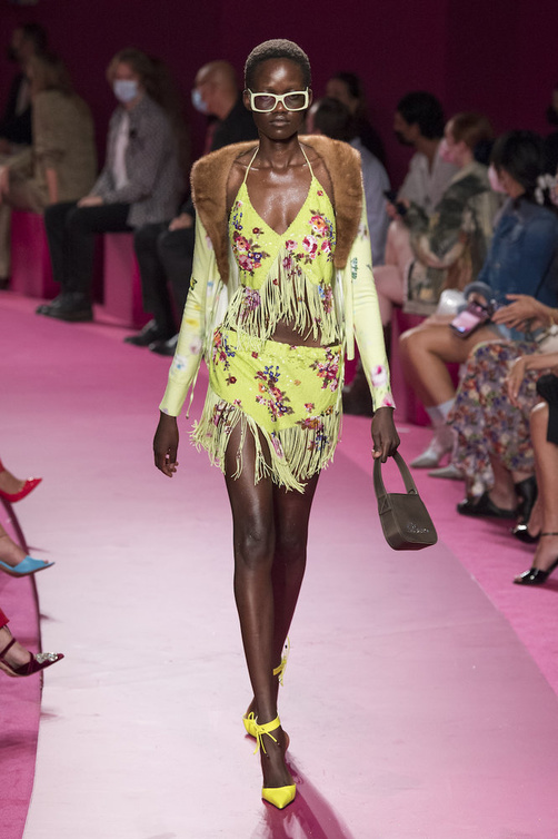  تصميم مزين بالشراريب من Blumarine